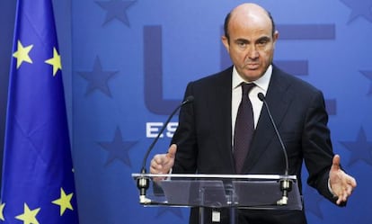 El ministro español de Economía y de Competitividad, Luis de Guindos, comparece ante los medios al término de la reunión del Ecofin