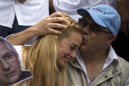 Torrealba abraza a Lilian Tintori, esposa de Leopoldo López.