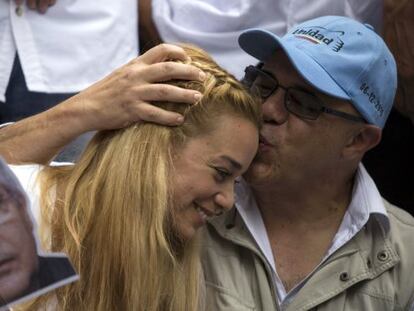 Torrealba abraza a Lilian Tintori, esposa de Leopoldo López.