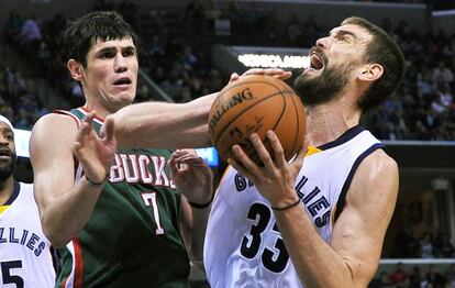 Marc Gasol trata de sortear a Ilyasova.