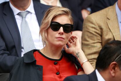 La actriz Sienna Miller fue otra de las celebrities que no quiso perderse la cita deportiva.