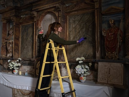 Aurora Galisteo, autora de la tesis sobre los retablos de las comarcas de Alba y Aliste, toma muestras de la pintura de altar mayor de la iglesia de Tolilla.