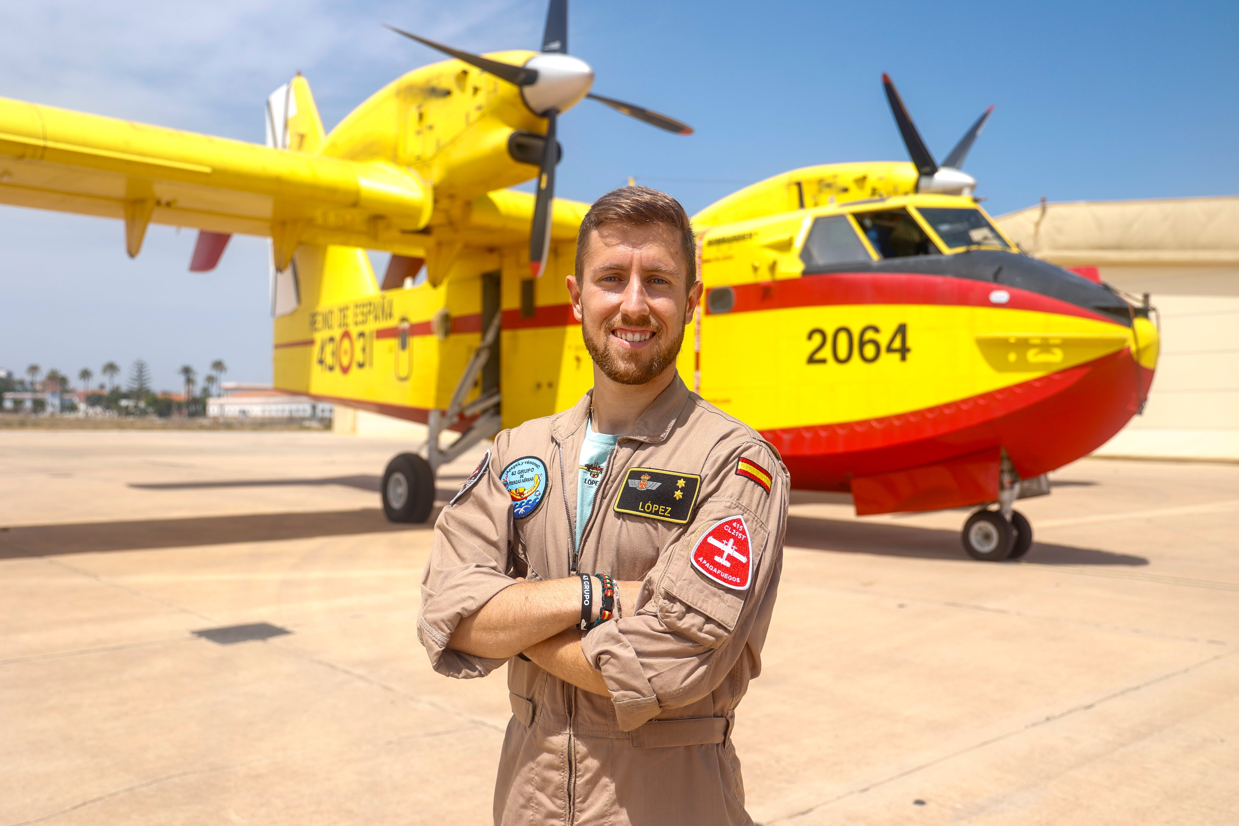 El teniente Juan Manuel Muñoz López posa delante de un hidroavión en la Academia General del Aire (AGA) de San Javier (Murcia) mientras reposta combustible durante las operaciones de extinción del incendio de Gallardos en Almería. Foto: Pablo Sánchez del Valle.