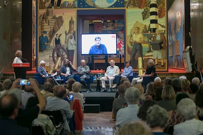 Homenaje a Manuel Vicent, con Luis García Montero interviniendo en la distancia.