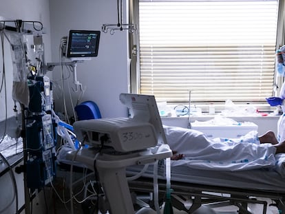 Una de las habitaciones de UCI del hospital Gregorio Marañón, en Madrid.