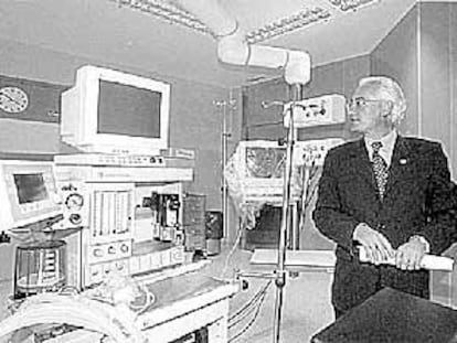 El consejero de Sanidad, Gabriel Inclán, inaugura un quirófano en Cruces, en una foto de archivo.