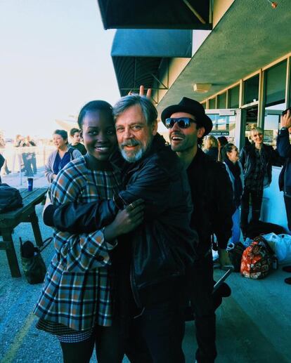 Oscar Isaac decidió intervenir en una foto de Mark Hamil con Lupita Nyong’o. El actor quiso gastarle una pequeña broma a sus compañeros de reparto de la película 'Star Wars: El Despertar de la Fuerza', y el legendario Luke Skywalker no dudó en compartir este divertido retrato en su Instagram.