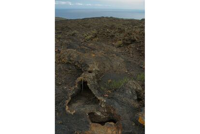 Los tubos volcánicos de El Hierro, una isla de gran actividad sísmica, llegan hasta el mar.