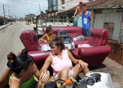 Una familia cubana abandona su casa en una pequeña localidad costera ante la llegada del ciclón.