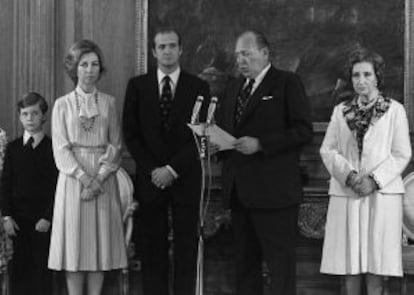 O Conde de Barcelona cede seu direito dinástico a favor de seu filho Juan Carlos na presença do príncipe Felipe, dona Sofía e a mãe do rei, María de las Mercedes em 14 de maio de 1977.