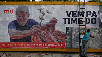 Trabalhador monta outdoor do PT com imagem do ex-presidente Lula, no Rio, em 29 de abril.