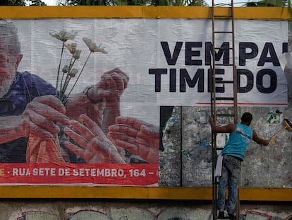 Trabalhador monta outdoor do PT com imagem do ex-presidente Lula, no Rio, em 29 de abril.