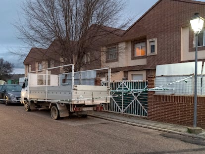 Vivienda donde una mujer ha sido asesinada con un arma blanca en Escalona (Toledo) por su expareja, este jueves.