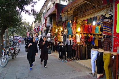 Dos mujeres pasean por una calle de la ciudad persa.