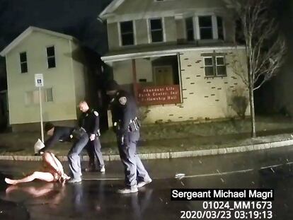Momento del vídeo en el que uno de los policías le coloca una capucha a Daniel Prude.