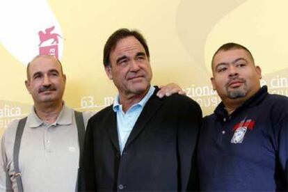 El director Oliver Stone, junto a dos policías que sobrevivieron al derrumbe de las torres gemelas el 11-S