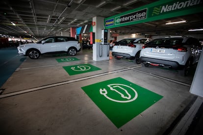 Varios vehículos eléctricos de alquiler en el aeropuerto de Palma de Mallorca, el pasado jueves. 