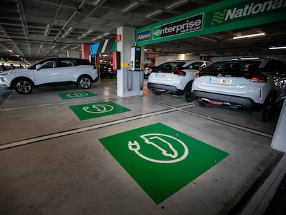 Vehículos eléctricos pertenecientes a compañías de alquiler, en el aeropuerto de Palma de Mallorca.