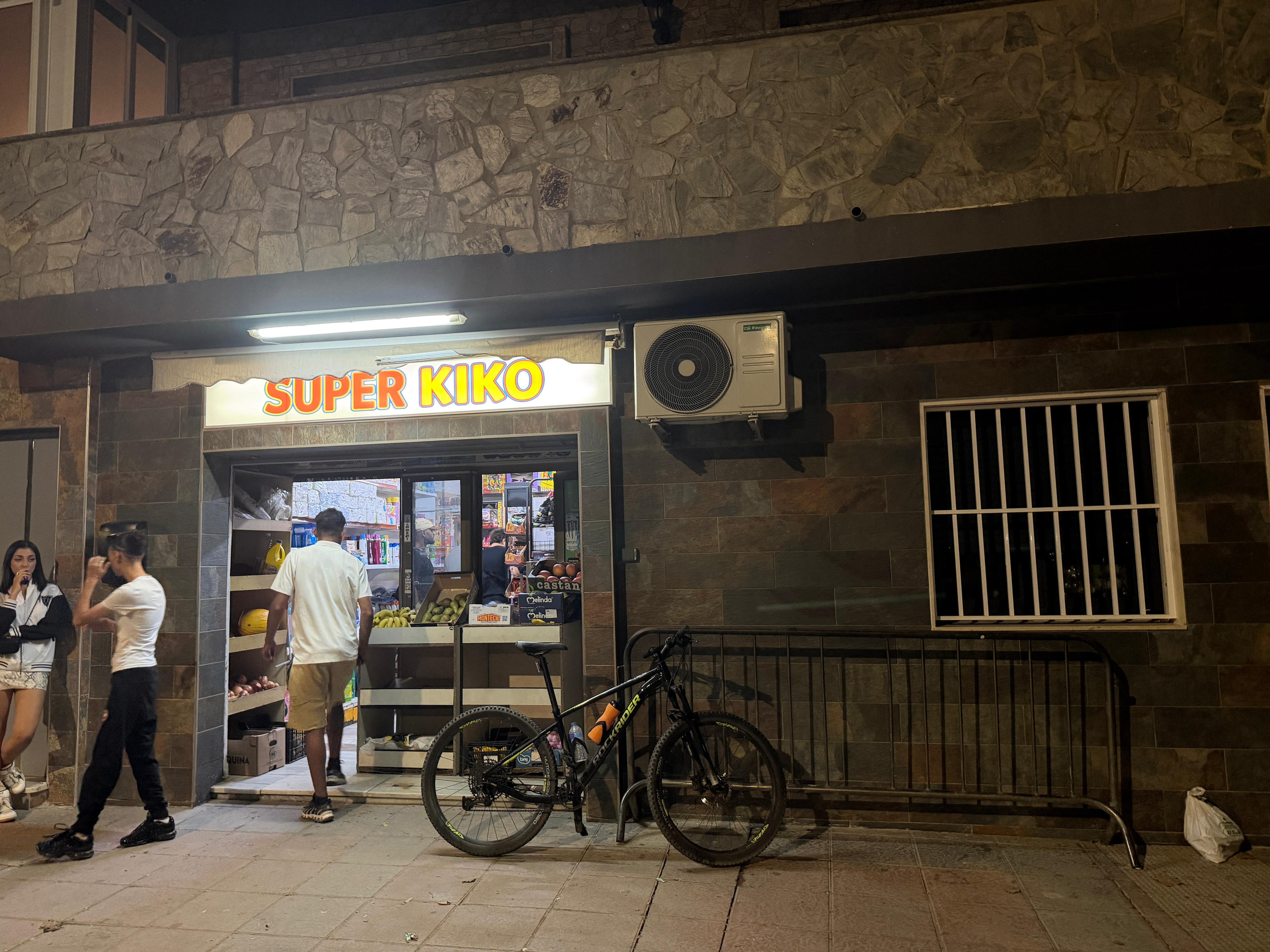 La tienda Súper Kiko, en la playa de Benítez de Ceuta, el 8 de octubre.
