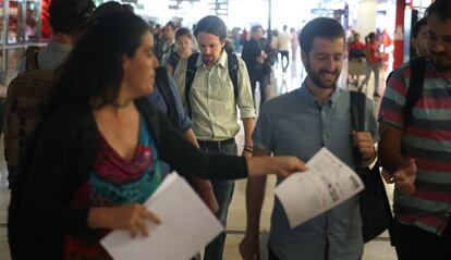 8.00. Comienza el primer viaje de la ruta del cambio. Pablo Iglesias y su equipo llegan a la Terminal 4 del aeropuerto de Barajas. Primera etapa: Cádiz.