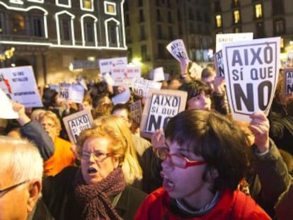 Más de cuatro mil personas clamaron ayer contra los recortes en la plaza Sant Jaume de Barcelona.