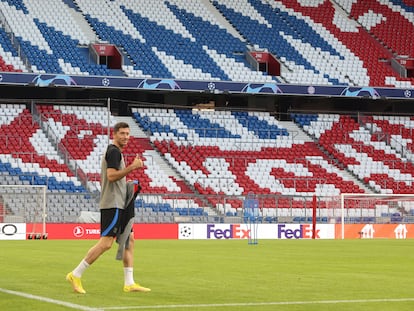 Robert Lewandowski en el entrenamiento del Barcelona este lunes en el Allianz Arena.