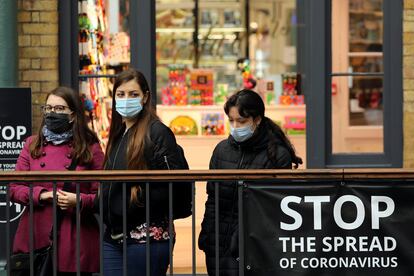 Vecinos de Londres protegidos con mascarillas, en el exterior de Covent Garden.