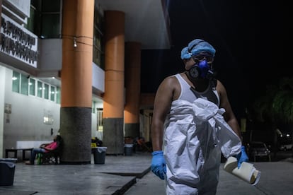 Los trabajadores de las funerarias se han instalado a las afueras de los hospitales en Villahermosa, por el aumento de personas fallecidas en los últimos meses.