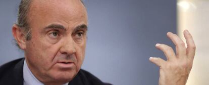 El ministro de Economía, Luis de Guindos, durante la rueda de prensa posterior al Consejo de Ministros hoy en el Palacio de La Moncloa.