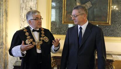 El ministro de Justicia, Alberto Ruiz Gallardón, conversa con el magistrado Gonzalo Moliner, en julio.