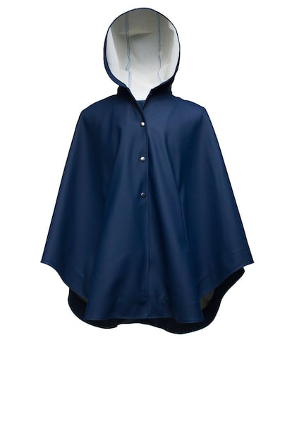 Tipo capa. Lo firma la marca sueca especialista en ropa de lluvia Stutterheim (255 euros).