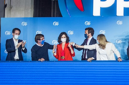 Díaz Ayuso celebra su victoria junto a Pablo Casado, Teodoro García Egea, José Luis Martínez-Almeida y Ana Camins el pasado martes en la sede del partido.