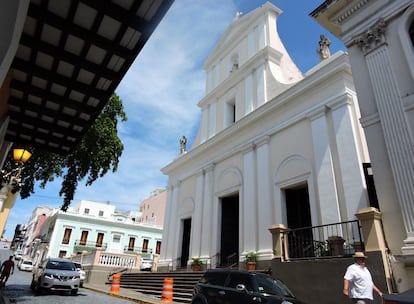 La catedral de San Juan es la segunda más antigua de América después de la de Santo Domingo. De estilo neoclásico, es bastante sencilla. En su interior descansan los restos de Juan Ponce de León, el primer gobernador de la isla.