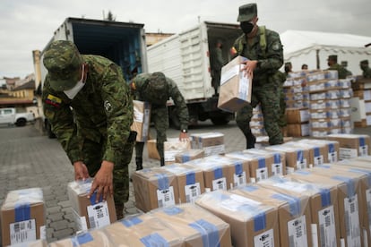 Soldados descargan material electoral para ser distribuido antes de la segunda vuelta de las elecciones presidenciales, en Quito, Ecuador, el 10 de abril de 2021.