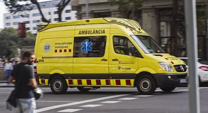 Una ambulancia del SEM en el paseo de Gr&agrave;cia de Barcelona, ayer.