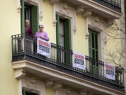 Vecinos en uno de los balcones de la Casa Orsola, este viernes.