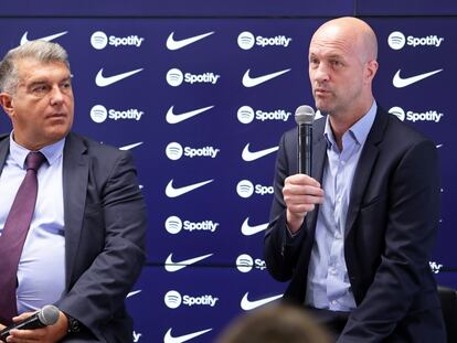 El director deportivo del Barcelona, Jordi Cruyff, a la derecha, junto al presidente azulgrana, Joan Laporta, en una imagen de archivo.