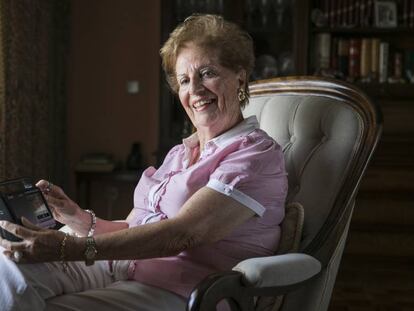 Maria Jesus, periodista y voz del metro de Madrid, en su casa de Majadahonda. 