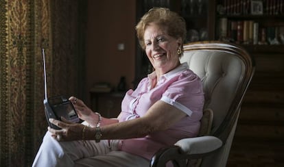 Maria Jesus, periodista y voz del metro de Madrid, en su casa de Majadahonda.