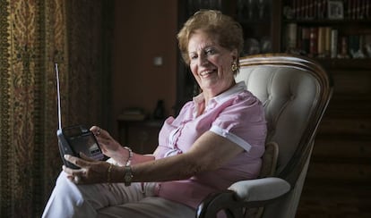 Maria Jesus, periodista y voz del metro de Madrid, en su casa de Majadahonda. 