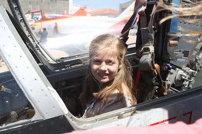 La princesa Leonor, en el interior de un avión en la Base Aérea de San Javier en Murcia, el 2 de mayo de 2014. 