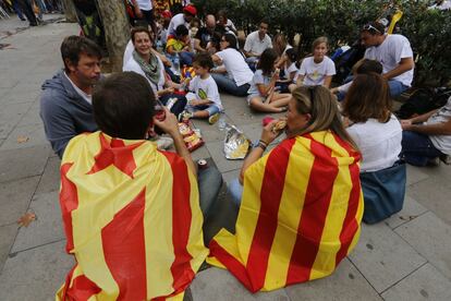 Molts participants a la Via Lliure han fet picnic al carrer.