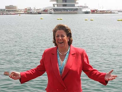 La alcaldesa de Valencia, Rita Barberá, ayer, en la dársena interior del puerto.