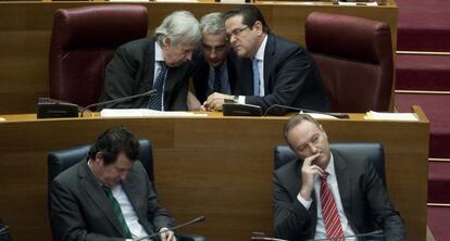 Jos&eacute; Ciscar y Alberto Fabra durante un pleno de las Cortes Valencianas. Detr&aacute;s, Rafael Maluenda, Ricardo Costa y Jorge Bellver.