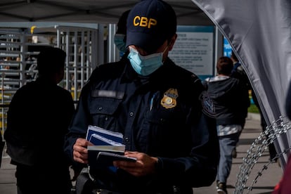 Un agente de la Oficina de Aduanas y Protección Fronteriza de Estados Unidos en el cruce fronterizo de San Ysidro, entre Tijuana y San Diego, en marzo de 2022.