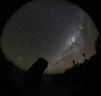Este cielo estrellado se puede ver desde un observatorio montado por astrónomos aficionados en el desierto de Namibia, donde alquilan sus telescopios.