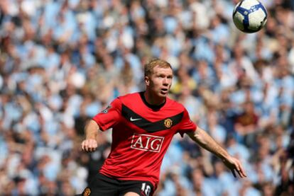 Scholes le dio la victoria al United en el derbi de Manchester.