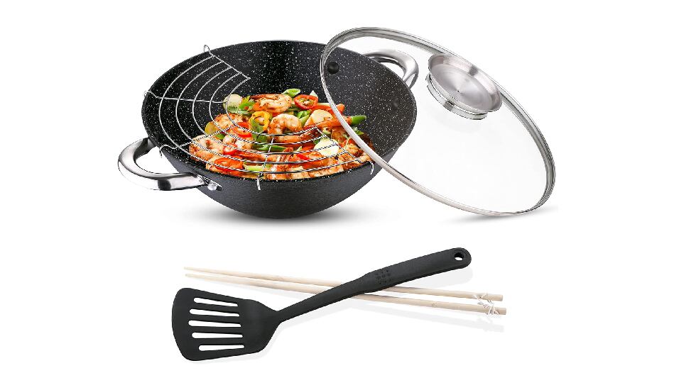 Este wok se acompaña de tapa y otros accesorios. RENBERG.