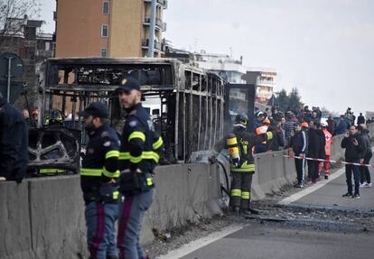 Equipos de emergencias junto al autobús calcinado cerca de Milán.