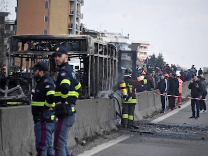 Equipos de emergencias junto al autobús calcinado cerca de Milán.